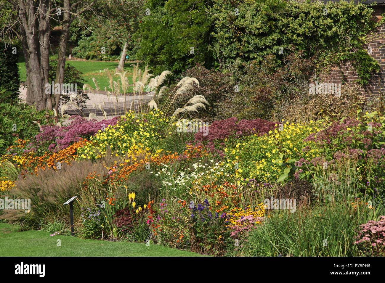 Ness Botanic Gardens, Inghilterra. Elevata inizio Veduta autunnale dei Giardini Botanici di Ness confine erbacee. Foto Stock