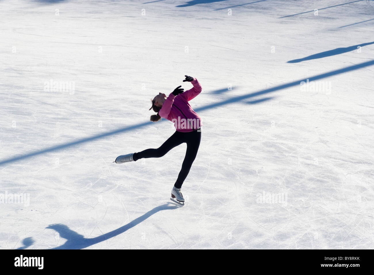 Giovane figura femminile skater facendo un layback spin al Parco Nord il pattinaggio su ghiaccio in Allison Park vicino Pittsburgh, PA Foto Stock