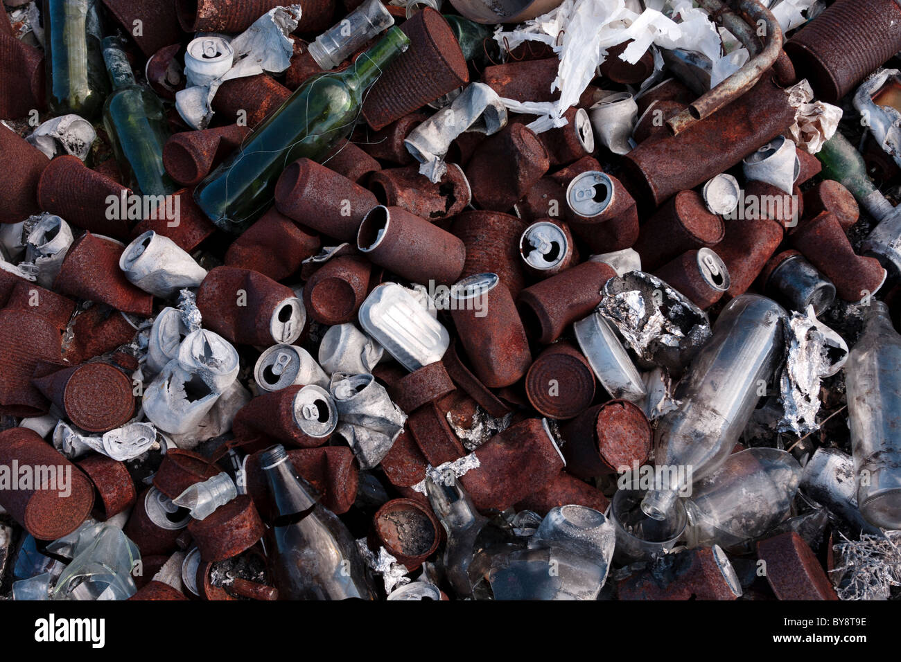 Pila di lattine per bevande si arrugginiscano e carbonizzati Foto Stock