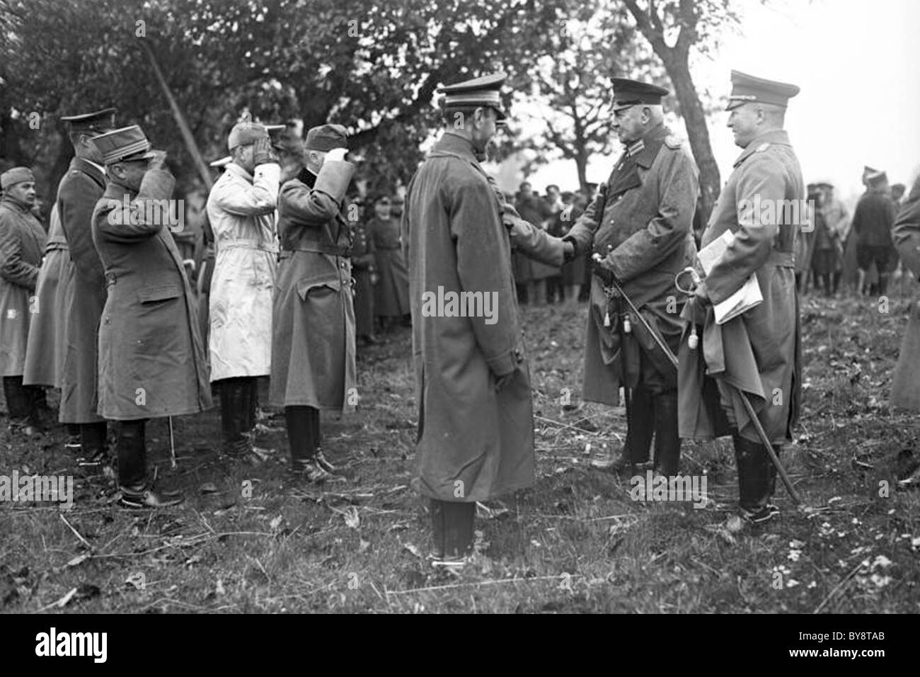 PAUL von Hindenburg secondo da destra ispezione ufficiali tedeschi circa 1930 Foto Stock