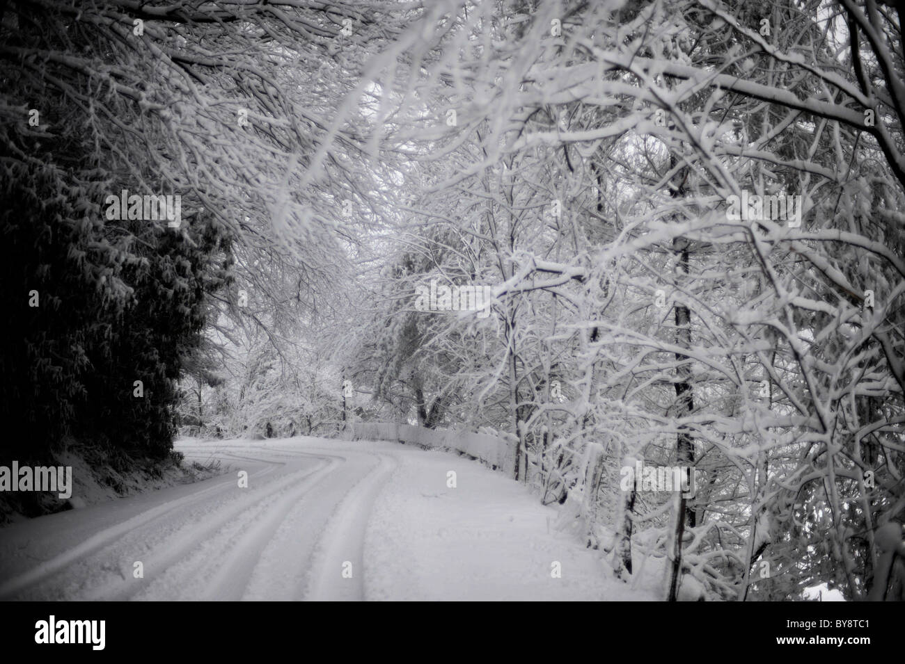 Una curva congelati in strada in inverno in Boone, Carolina del Nord Foto Stock