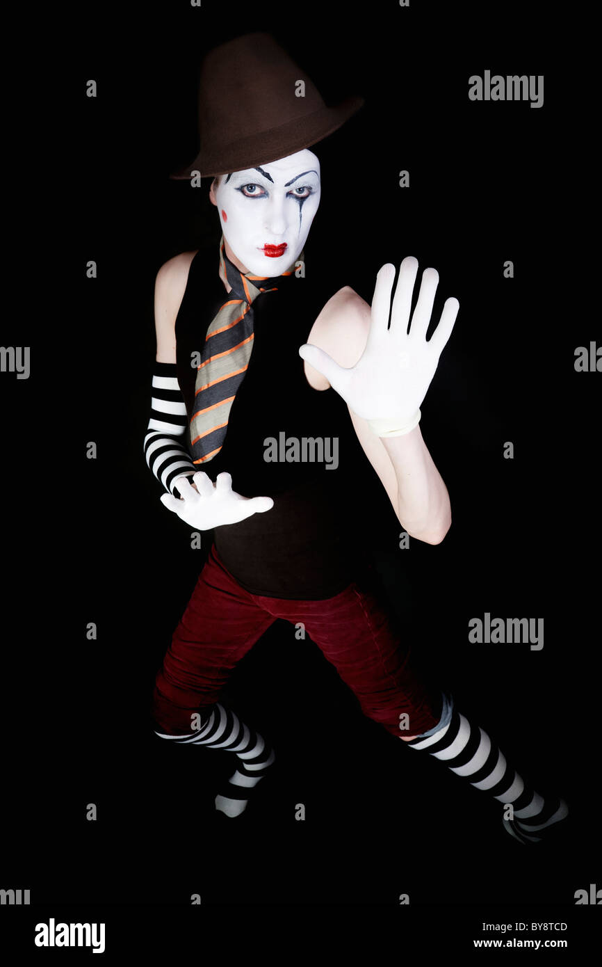 Mime in hat, cravatta e guanti bianchi su sfondo nero Foto Stock