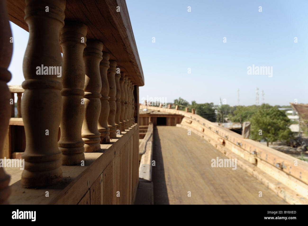 Tradizionale costruzione navale in Mandvi (Kutch, India). Le navi sono costruite utilizzando i metodi tradizionali. Foto Stock