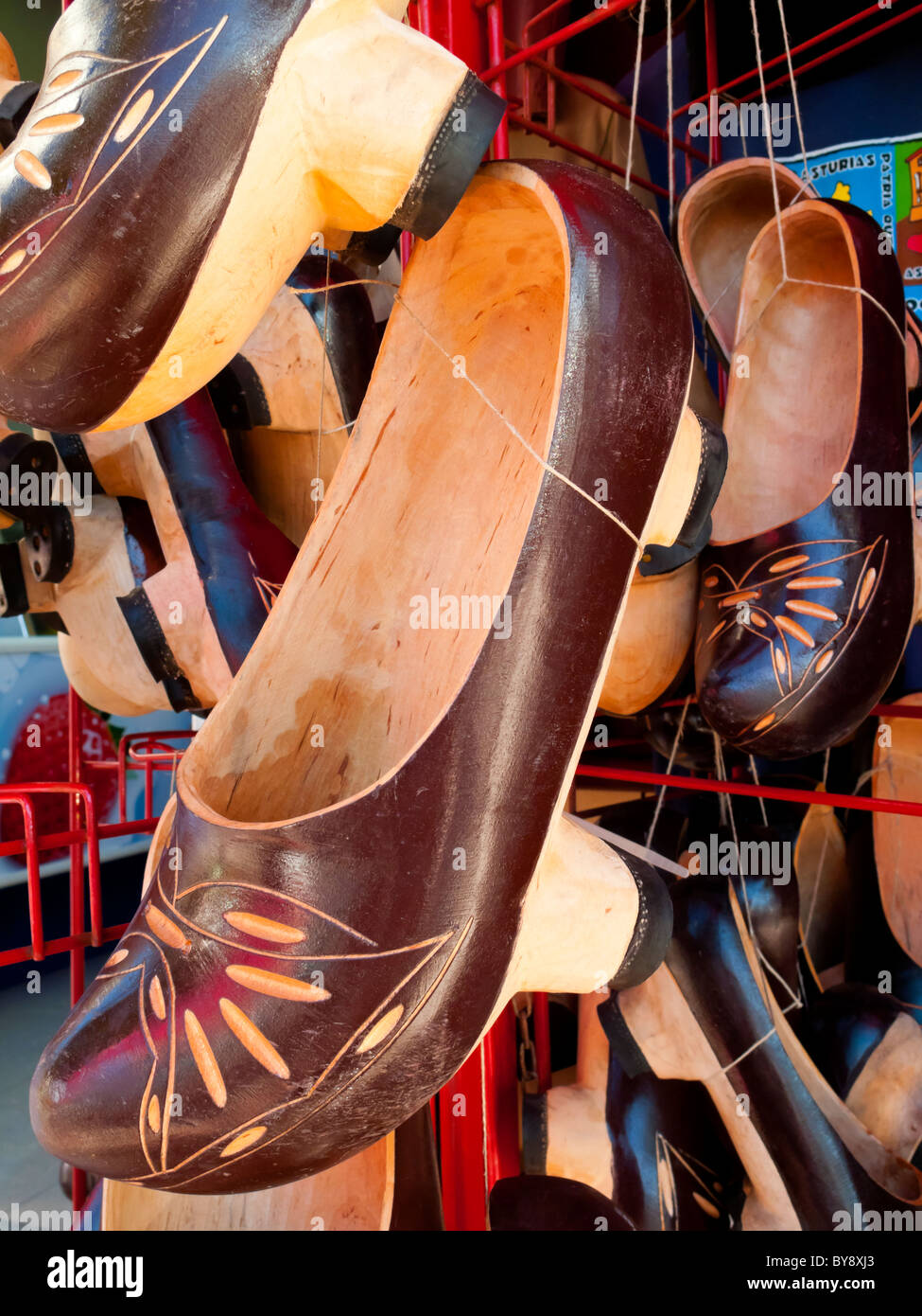 Tradizionale fatto a mano zoccoli di legno appesi in Vendita in Asturias  nella Spagna settentrionale Foto stock - Alamy