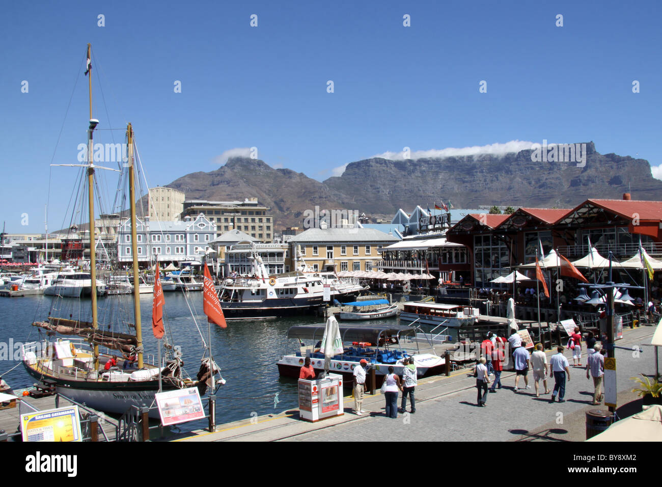 Il Victoria and Albert Waterfront a Città del Capo contro uno sfondo di Table Mountain Foto Stock