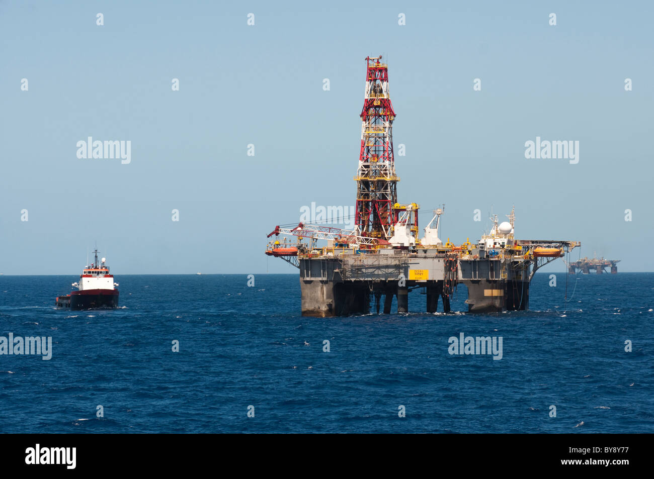 Impianto di perforazione Petrobras SS37 nella zona offshore, Campos Basin, stato di Rio de Janeiro, Brasile. Recipiente di alimentazione blu a fianco dello scuotipaglia. Foto Stock