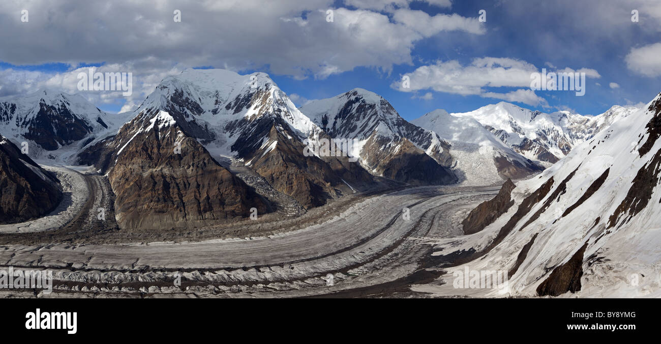 Nord ghiacciaio Inylchek vista panoramica dalla montagna di Khan Tengri di picco, Tian Shan montagne, Kazakistan Foto Stock