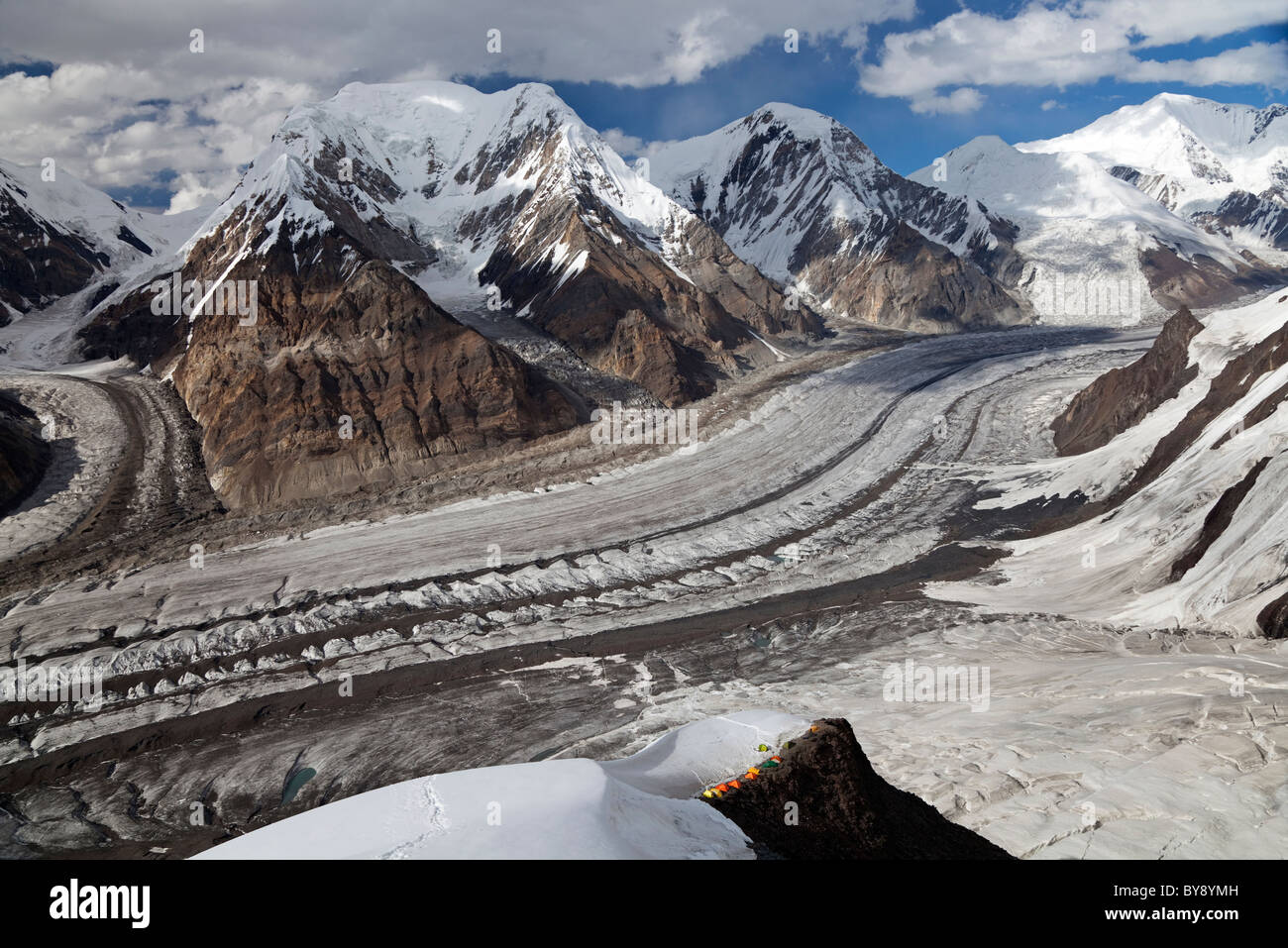 Vista panoramica dalla montagna di Khan Tengri di picco: Camp 1 e Nord Inylchek glacier, Tian Shan montagne, Kazakistan Foto Stock