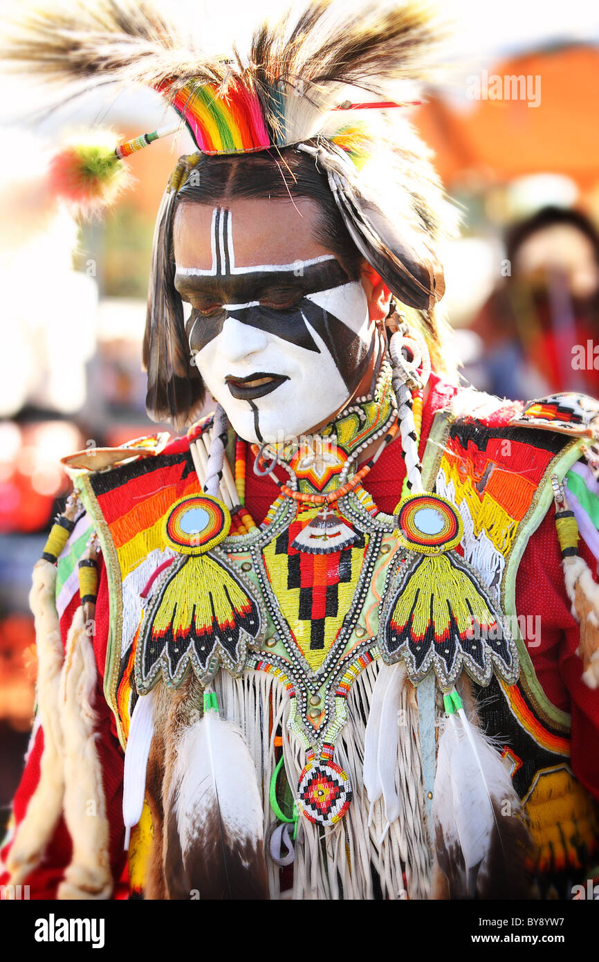 SCOTTSDALE, AZ - Nov 7: i ballerini di partecipare alla ventiquattresima edizione Montagna Rossa Eagle Pow-wow il 7 novembre 2010 in Scottsdale, AZ. Foto Stock