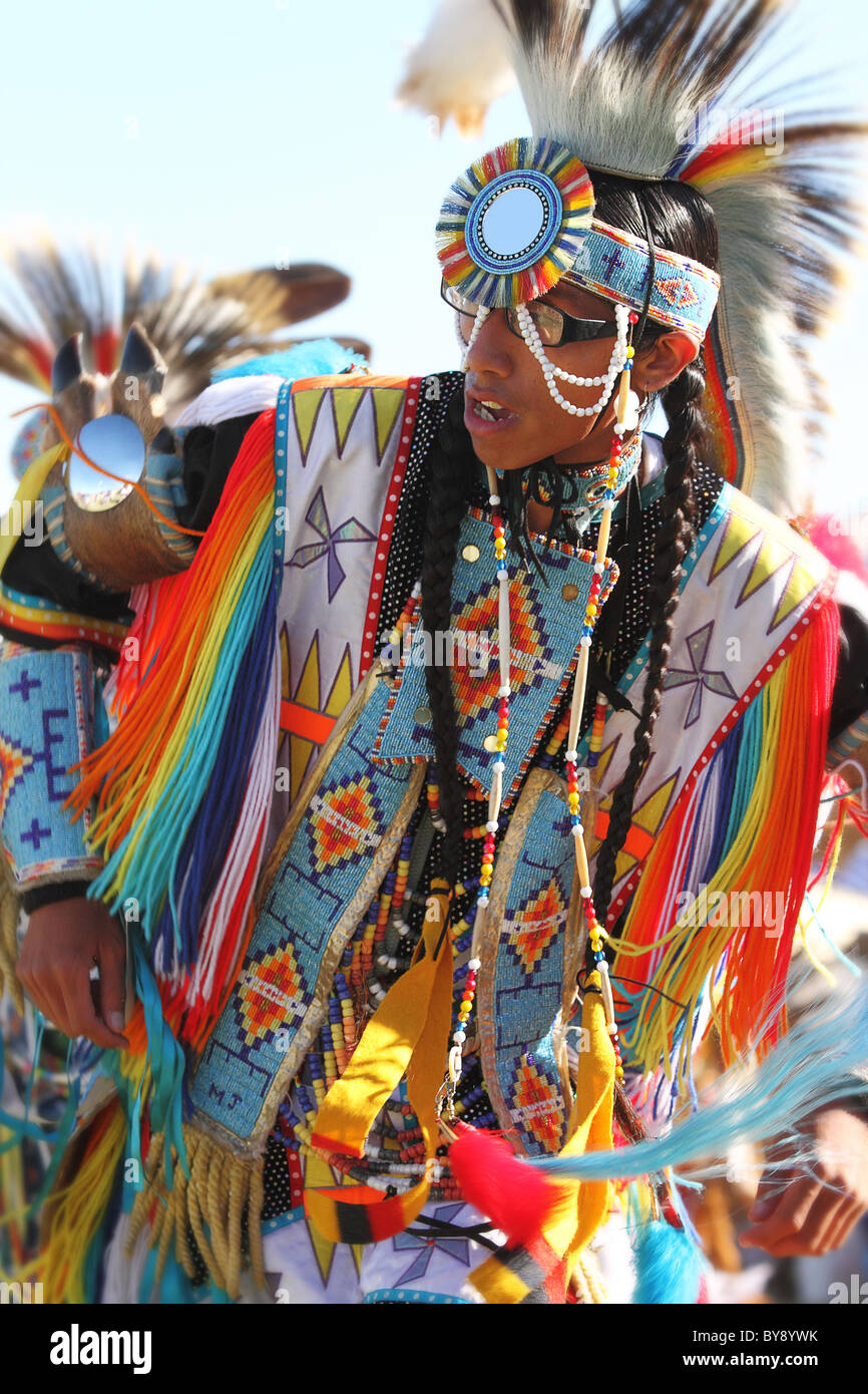 SCOTTSDALE, AZ - Nov 7: i ballerini di partecipare alla ventiquattresima edizione Montagna Rossa Eagle Pow-wow il 7 novembre 2010 in Scottsdale, AZ. Foto Stock