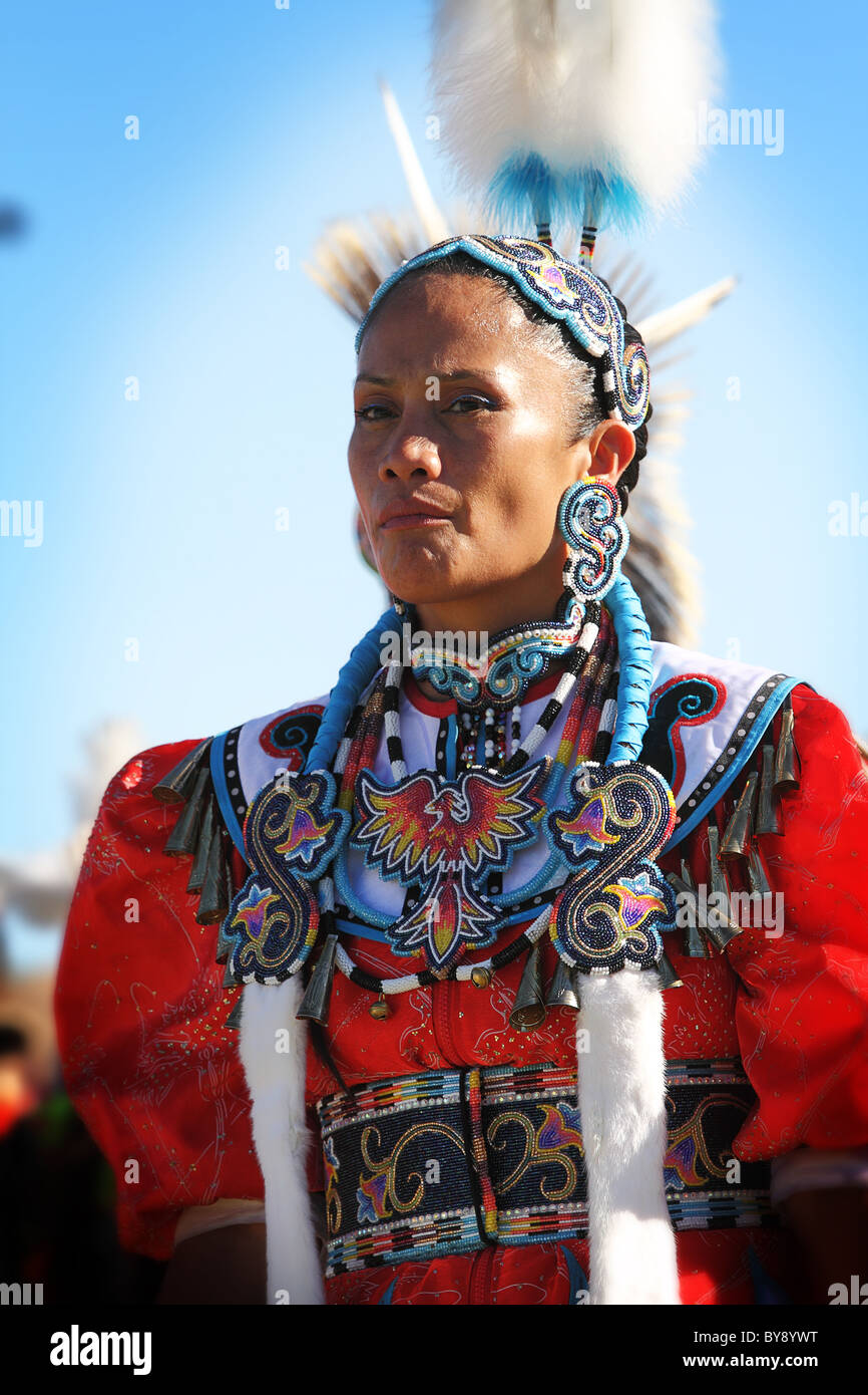 SCOTTSDALE, AZ - Nov 7: i ballerini di partecipare alla ventiquattresima edizione Montagna Rossa Eagle Pow-wow il 7 novembre 2010 in Scottsdale, AZ. Foto Stock