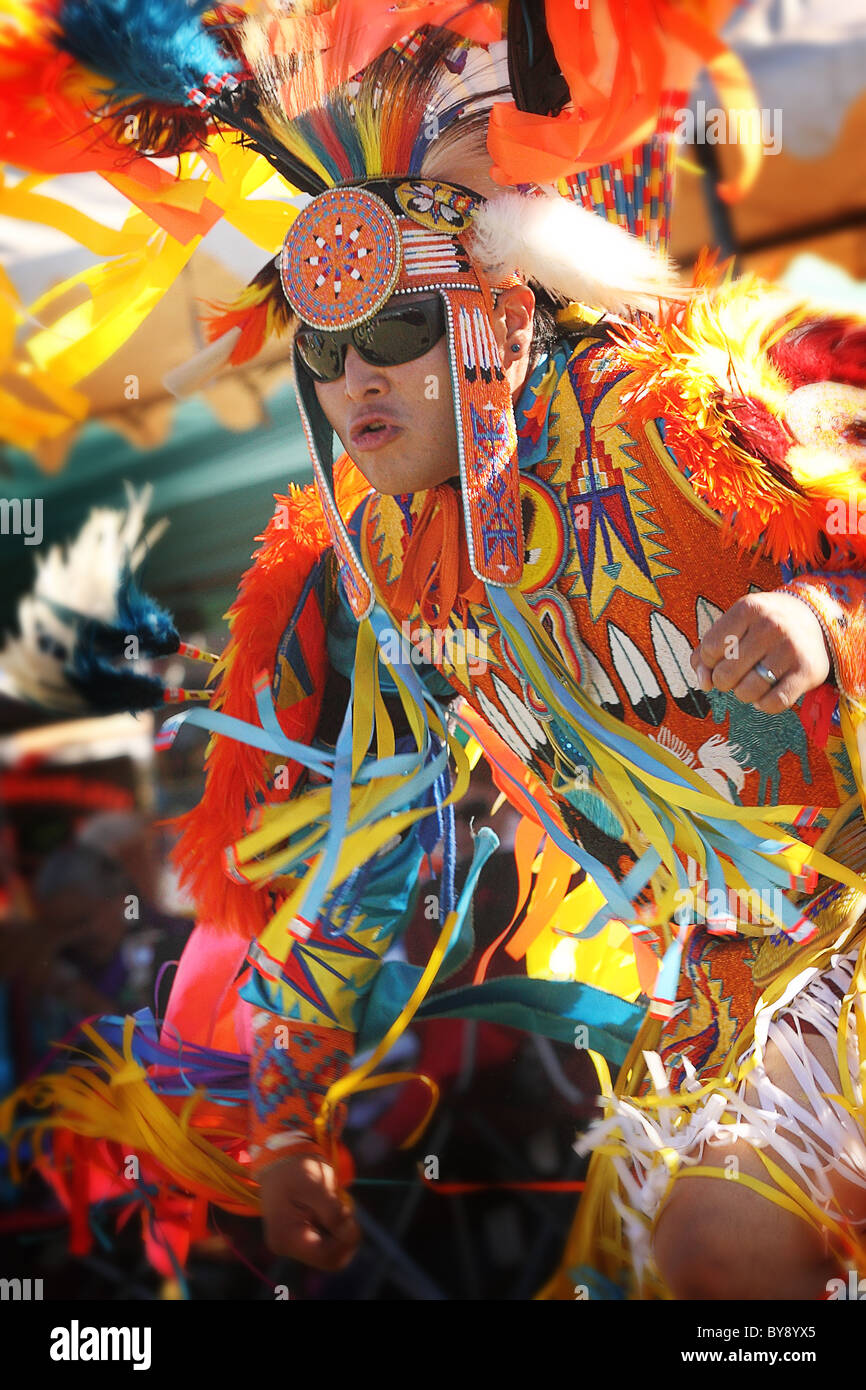SCOTTSDALE, AZ - Nov 7: i ballerini di partecipare alla ventiquattresima edizione Montagna Rossa Eagle Pow-wow il 7 novembre 2010 in Scottsdale, AZ. Foto Stock