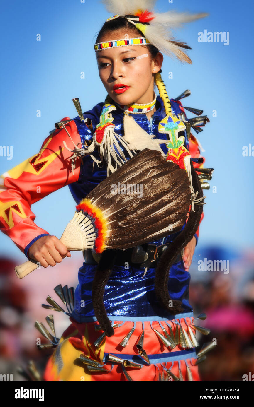 SCOTTSDALE, AZ - Nov 7: i ballerini di partecipare alla ventiquattresima edizione Montagna Rossa Eagle Pow-wow il 7 novembre 2010 in Scottsdale, AZ. Foto Stock