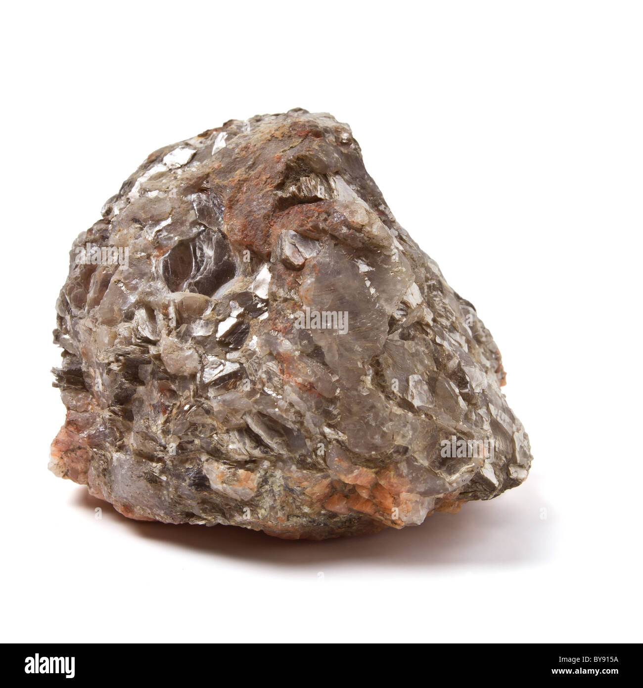 Frammento di mica o quarzo roccia dalla prospettiva bassa isolato su bianco. Foto Stock