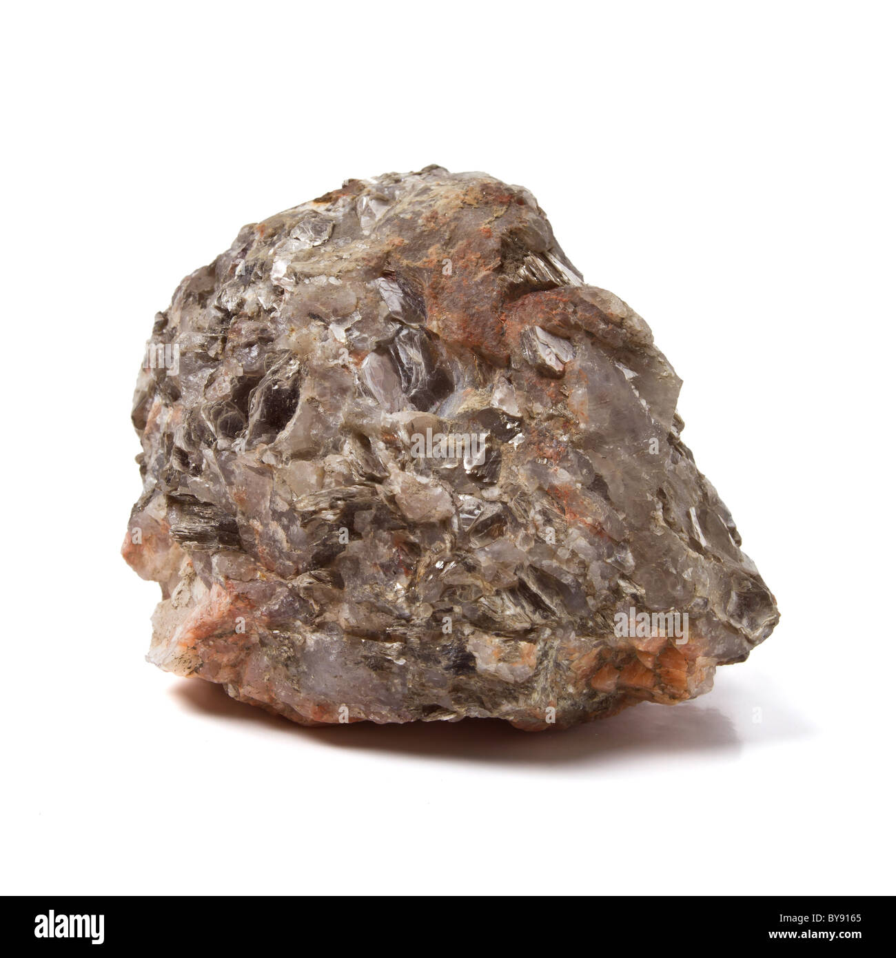 Frammento di mica o quarzo roccia dalla prospettiva bassa isolato su bianco. Foto Stock