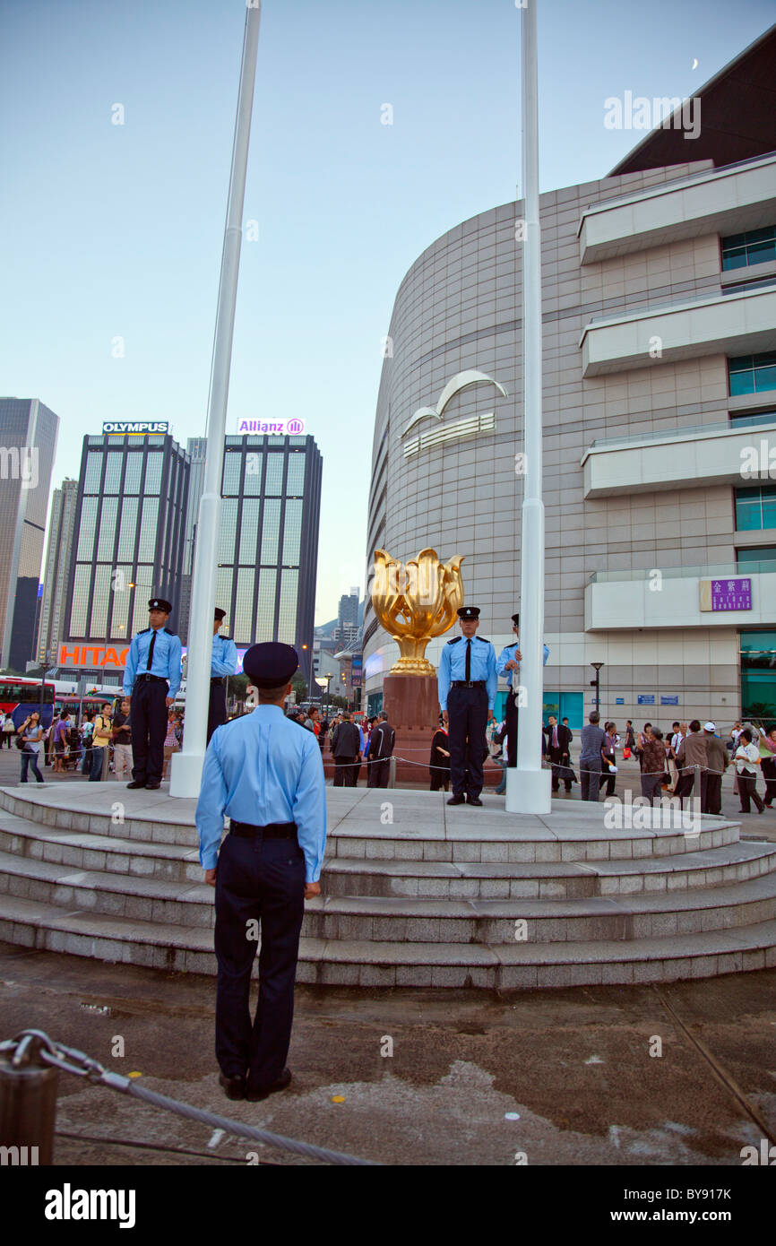 Golden Bauhinia Bauhinia il fiore è di Hong Kong di emblema. L'abbassamento della bandiera la visualizzazione mediante la forza di polizia ogni giorno Foto Stock