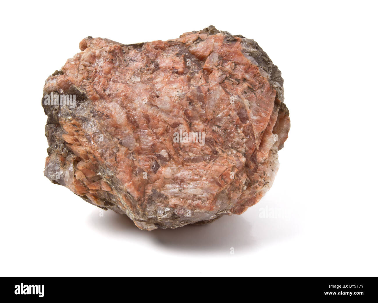 Frammento di mica o quarzo roccia dalla prospettiva bassa isolato su bianco. Foto Stock