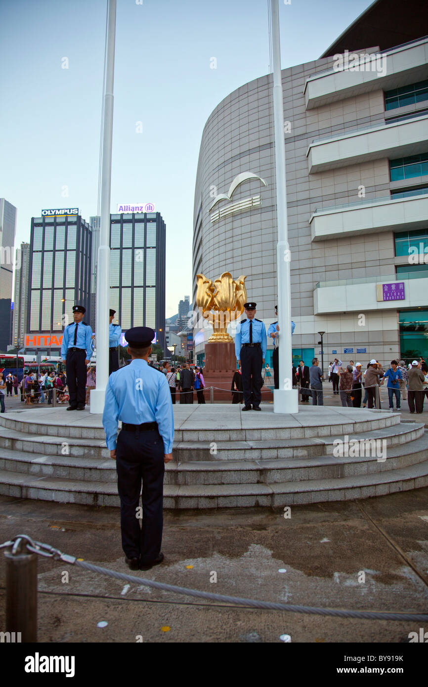 Golden Bauhinia Bauhinia il fiore è di Hong Kong di emblema. L'abbassamento della bandiera la visualizzazione mediante la forza di polizia ogni giorno Foto Stock