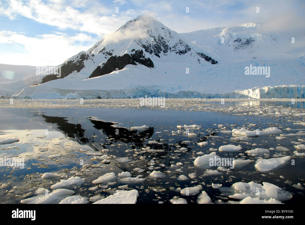 Paesaggio antartico, riflessa nell'acqua Foto Stock