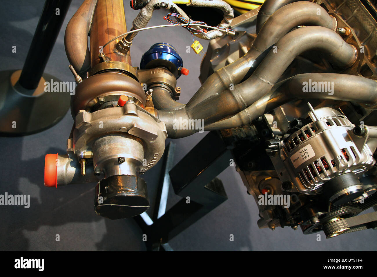 Moderna e alta performance racing turbo del motore unità sul sistema di scarico. Foto Stock