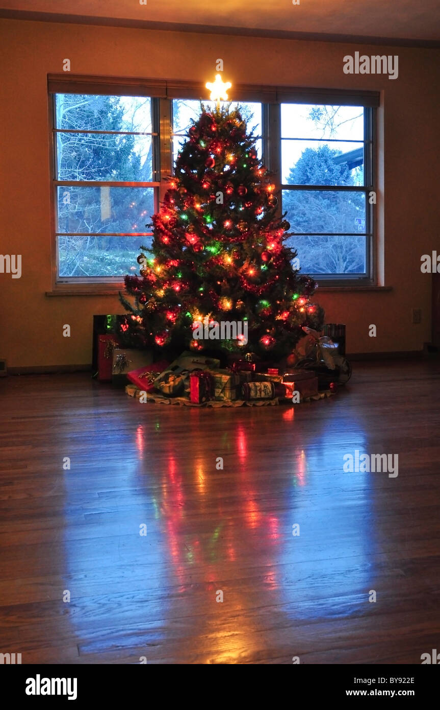 Albero di Natale con decorazioni Foto Stock