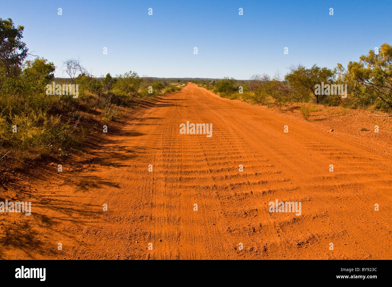 Strada sterrata nell'outback australiano Foto Stock