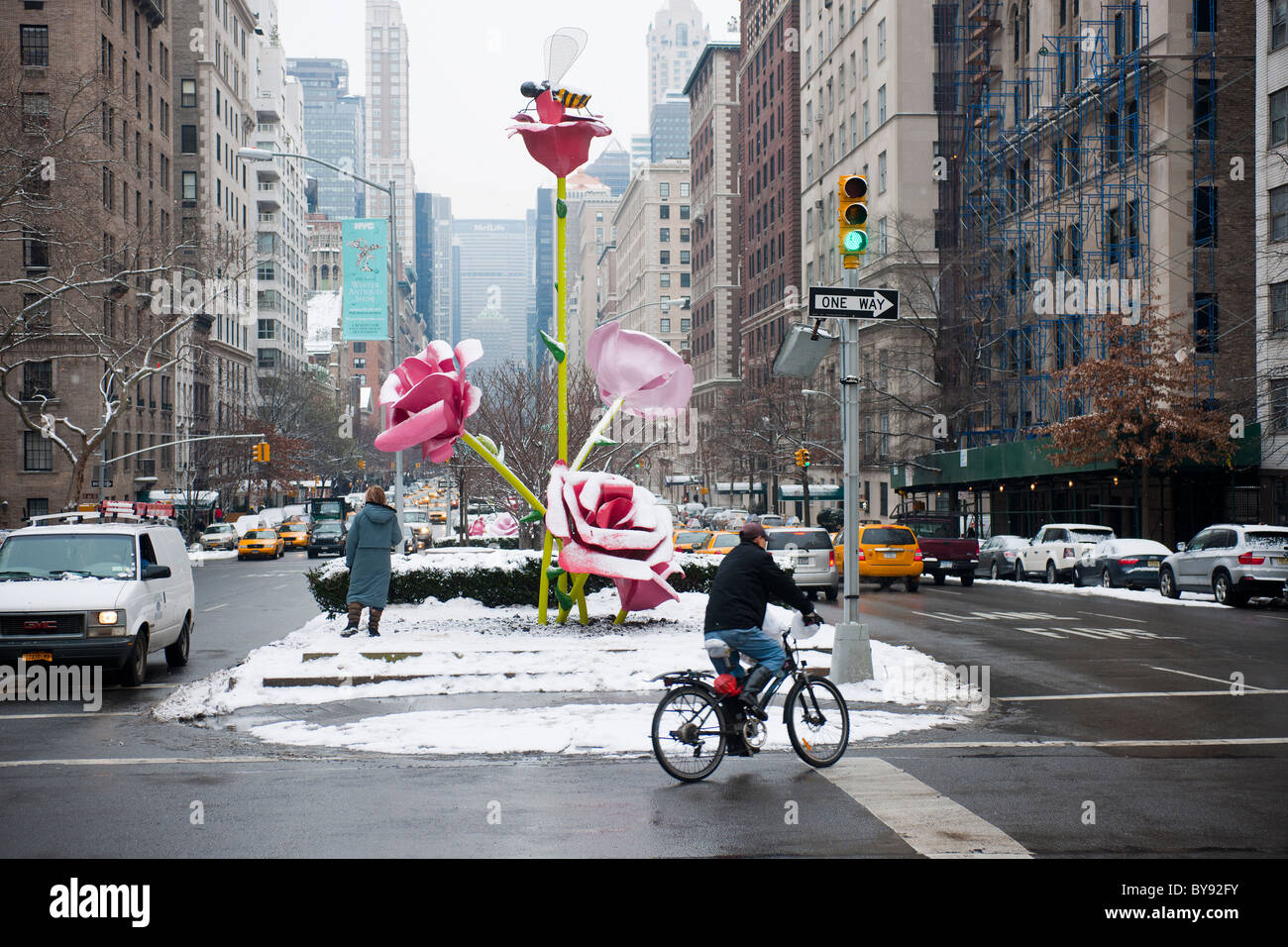 "Rose' dell'artista Ryman è visto su un snowy Martedì, 25 gennaio 2011 installato su Park Avenue mediane in New York Foto Stock