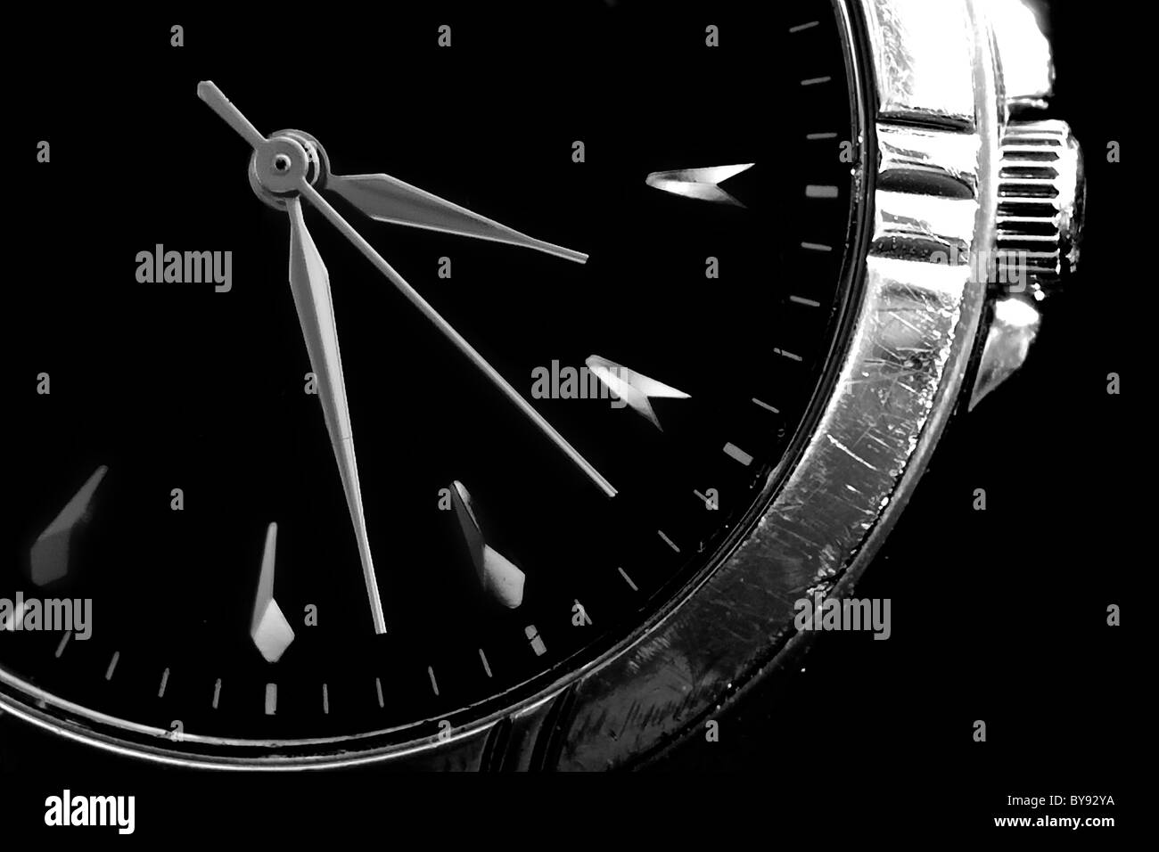 Un orologio con tutte e tre le mani in bianco e nero. Foto Stock