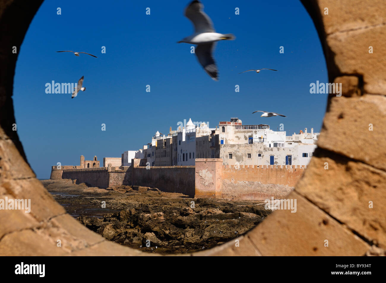 Bastione del nord e dei bastioni di essaouira marocco visto dal sqala du port finestra keyhole con cielo blu Foto Stock
