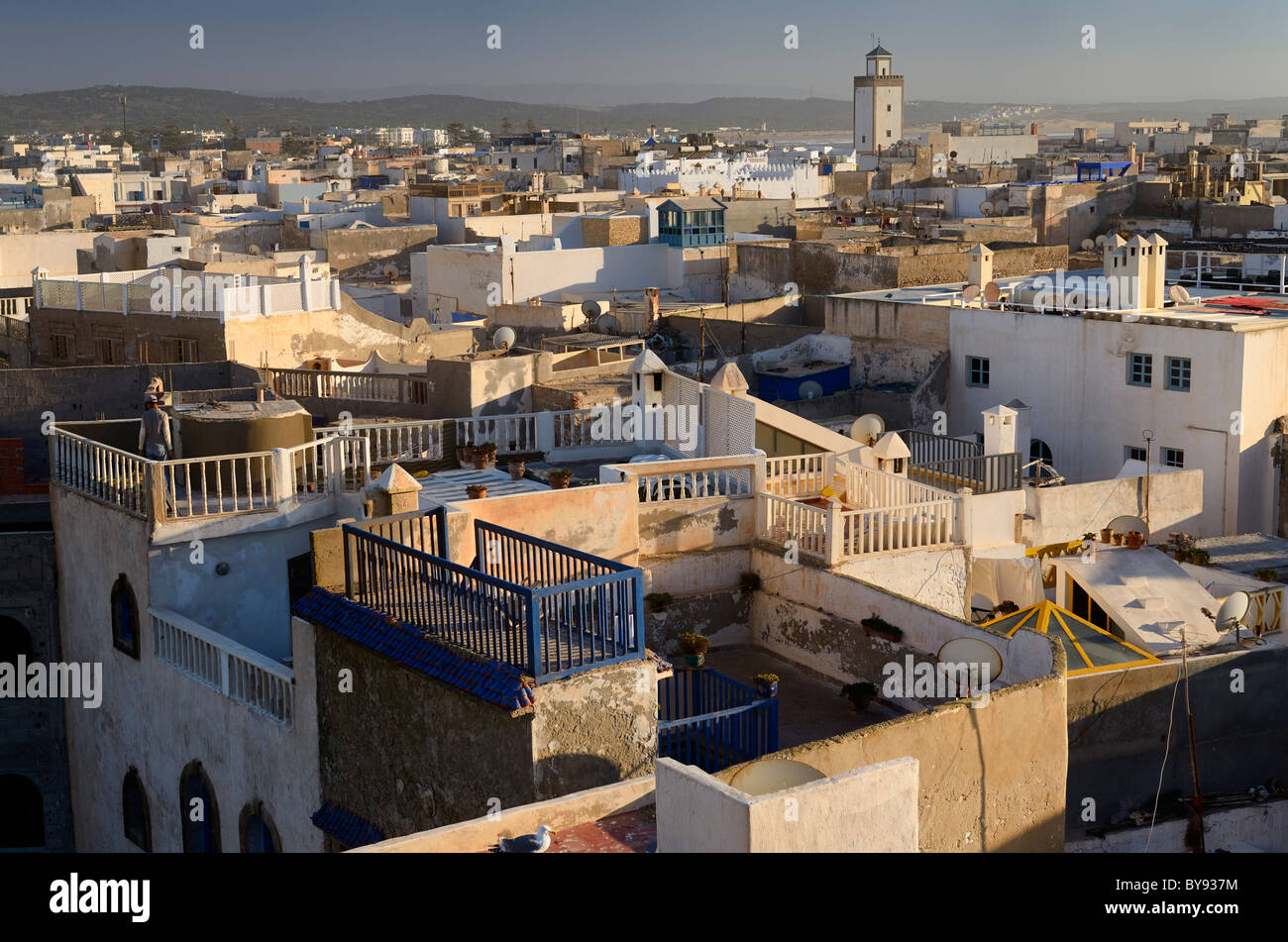 Lavori di cemento che si affaccia sui tetti di case nella skyline della città di Essaouira Marocco Foto Stock