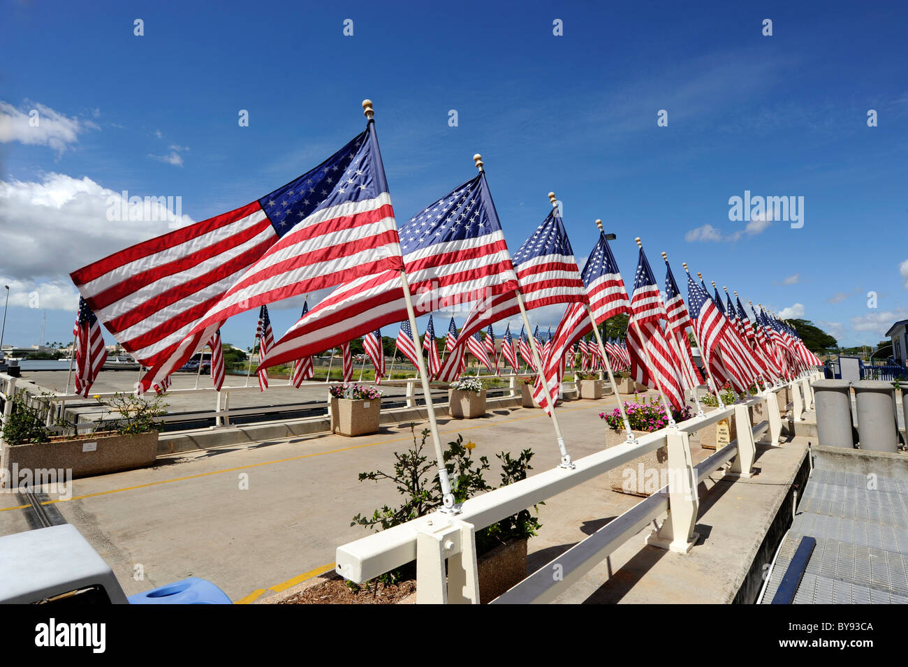 Noi le bandiere USS Missouri Memorial a Pearl Harbor Pacific National Monument Hawaii Ford Field Foto Stock