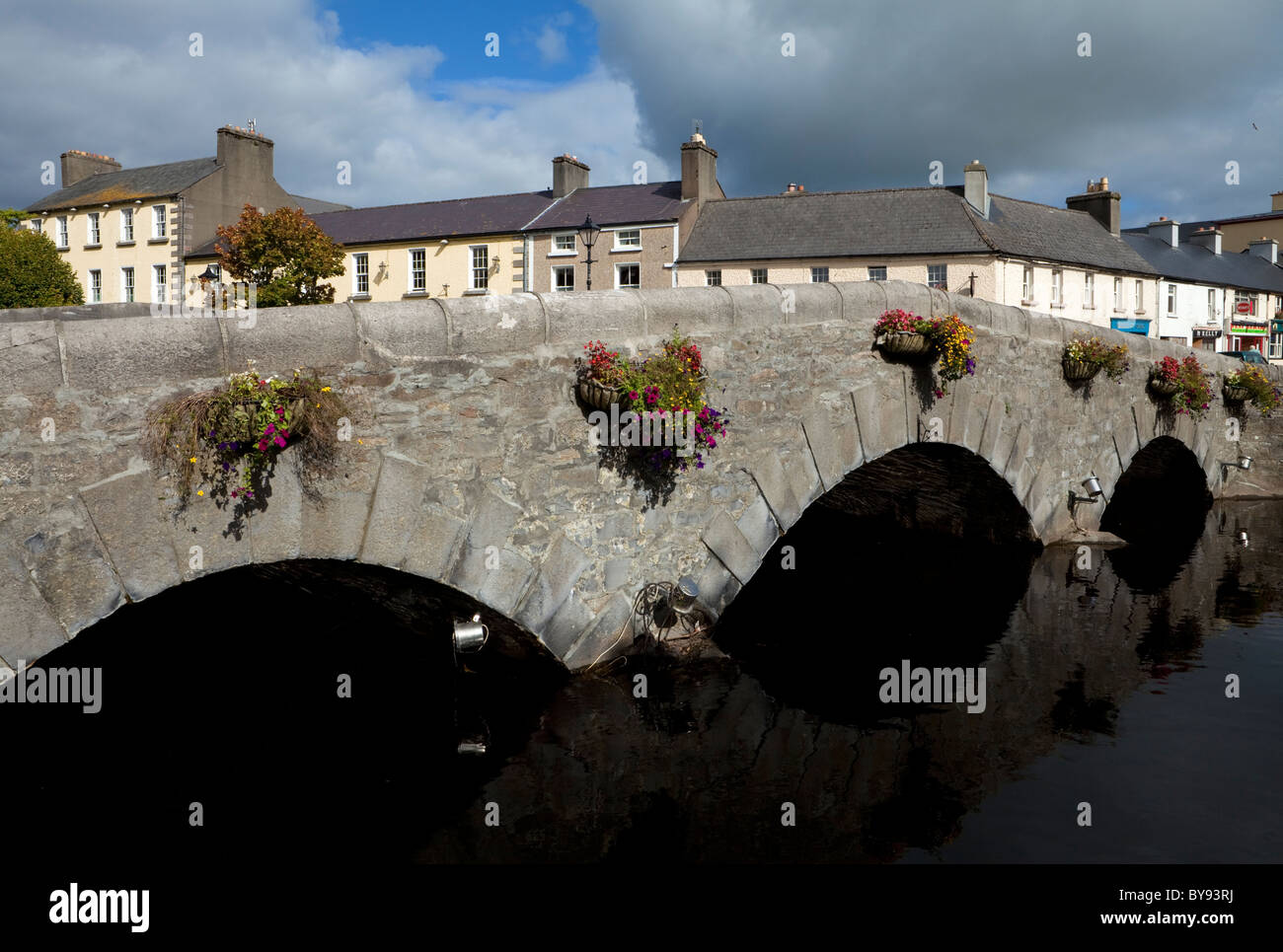 Ponte sul Fiume Carrowbeg, che corre attraverso il centro commerciale Westport, County Mayo, Irlanda Foto Stock