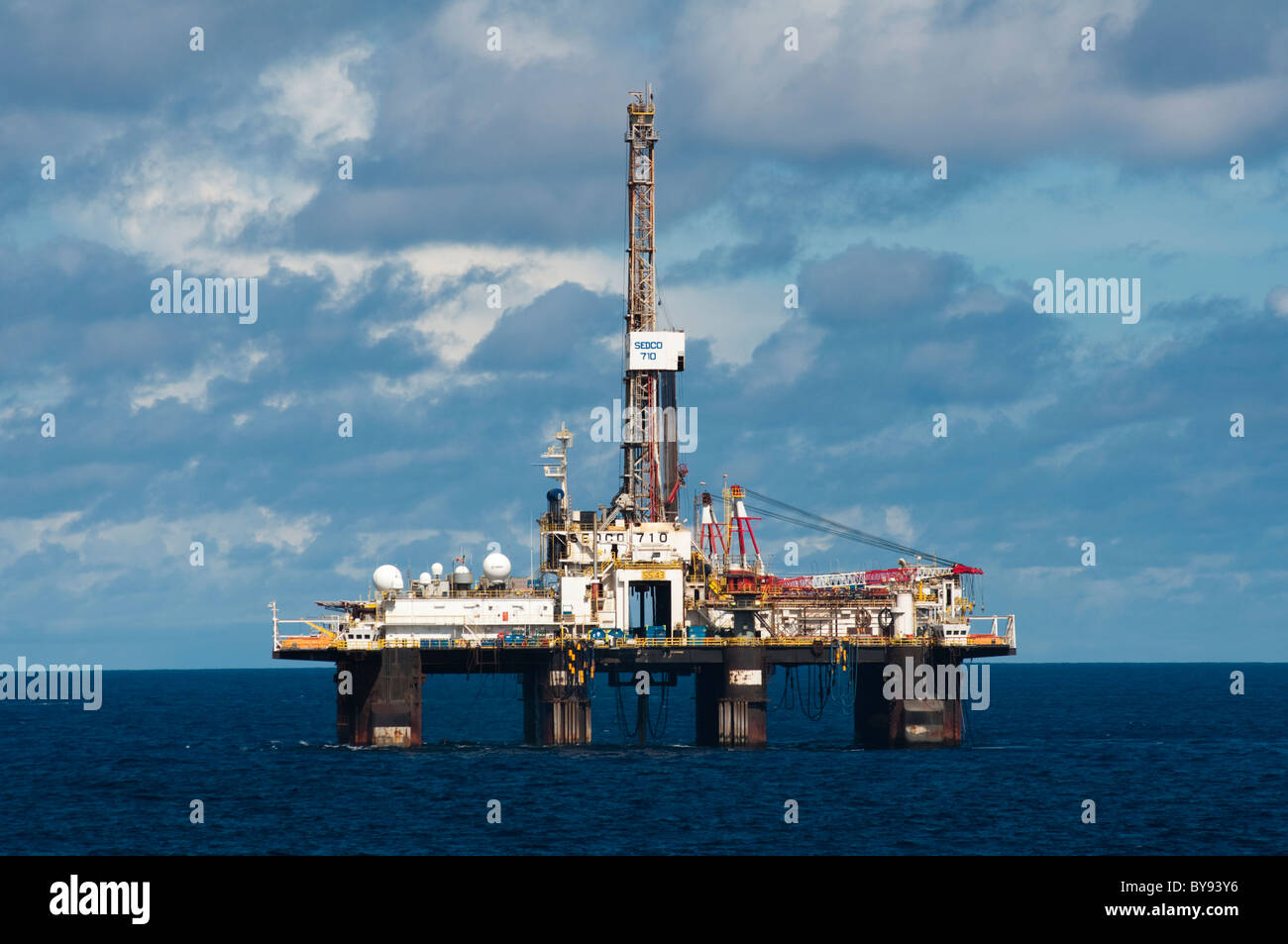 Di perforazione offshore rig lavorando per Petrobras Oil Company in Campos Basin, offshore stato di Rio de Janeiro, Brasile. Foto Stock