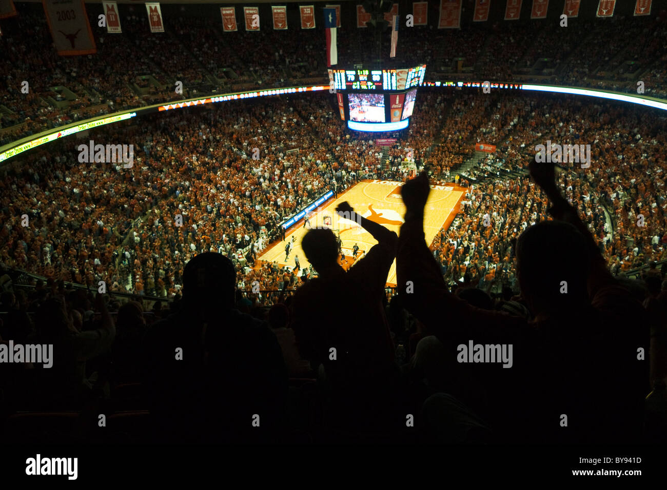 Entusiasti fans presso la University of Texas di Austin gioco di basket a Frank Erwin Center. Foto Stock