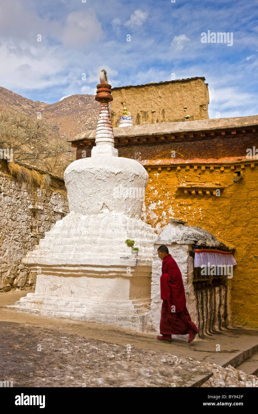 Monaco passando uno stupa o chorten al monastero di Drepung, Lhasa, in Tibet. JMH4550 Foto Stock