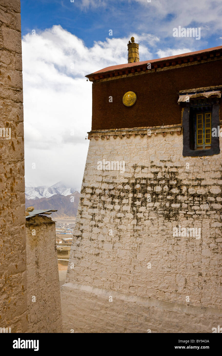 La parete del monastero di Drepung, Lhasa, in Tibet, con uno scorcio di Lhasa valle al di là. JMH4551 Foto Stock