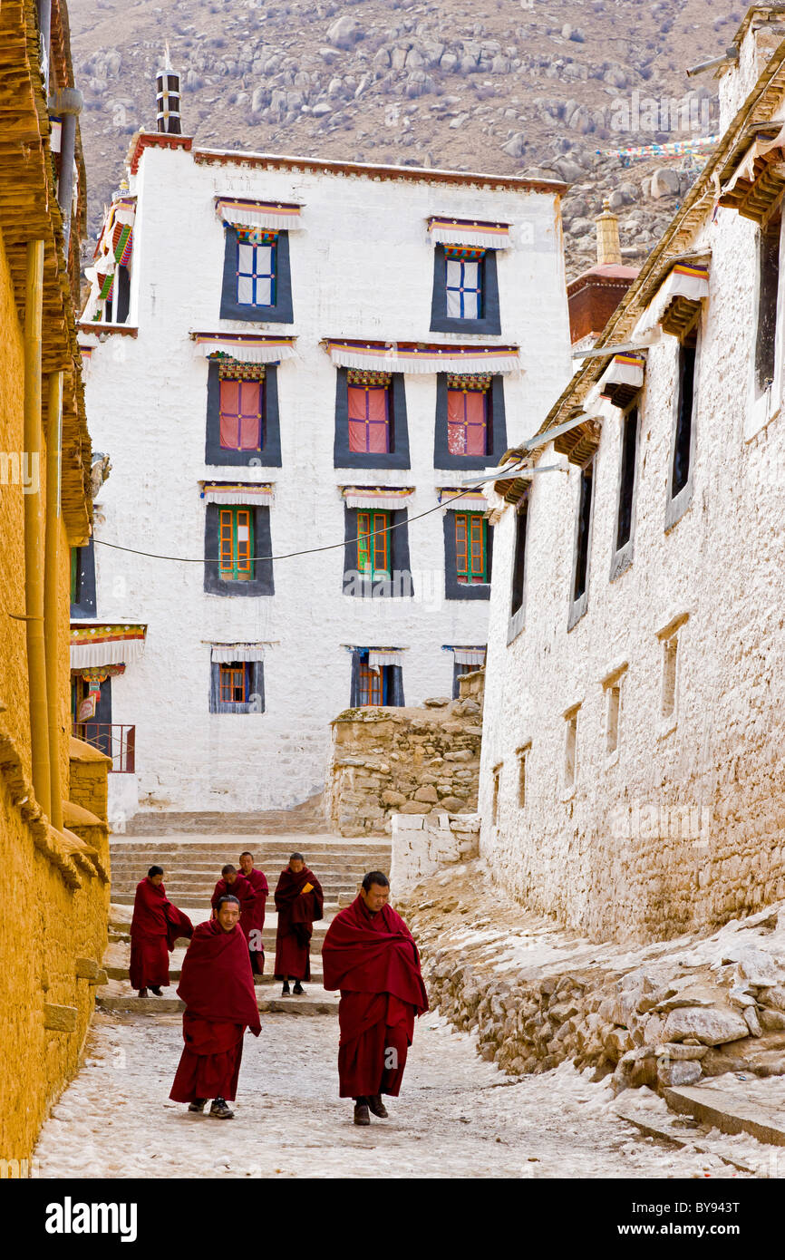 Monaci Tibetani passeggiate sulla neve al monastero di Drepung, Lhasa, in Tibet. JMH4552 Foto Stock