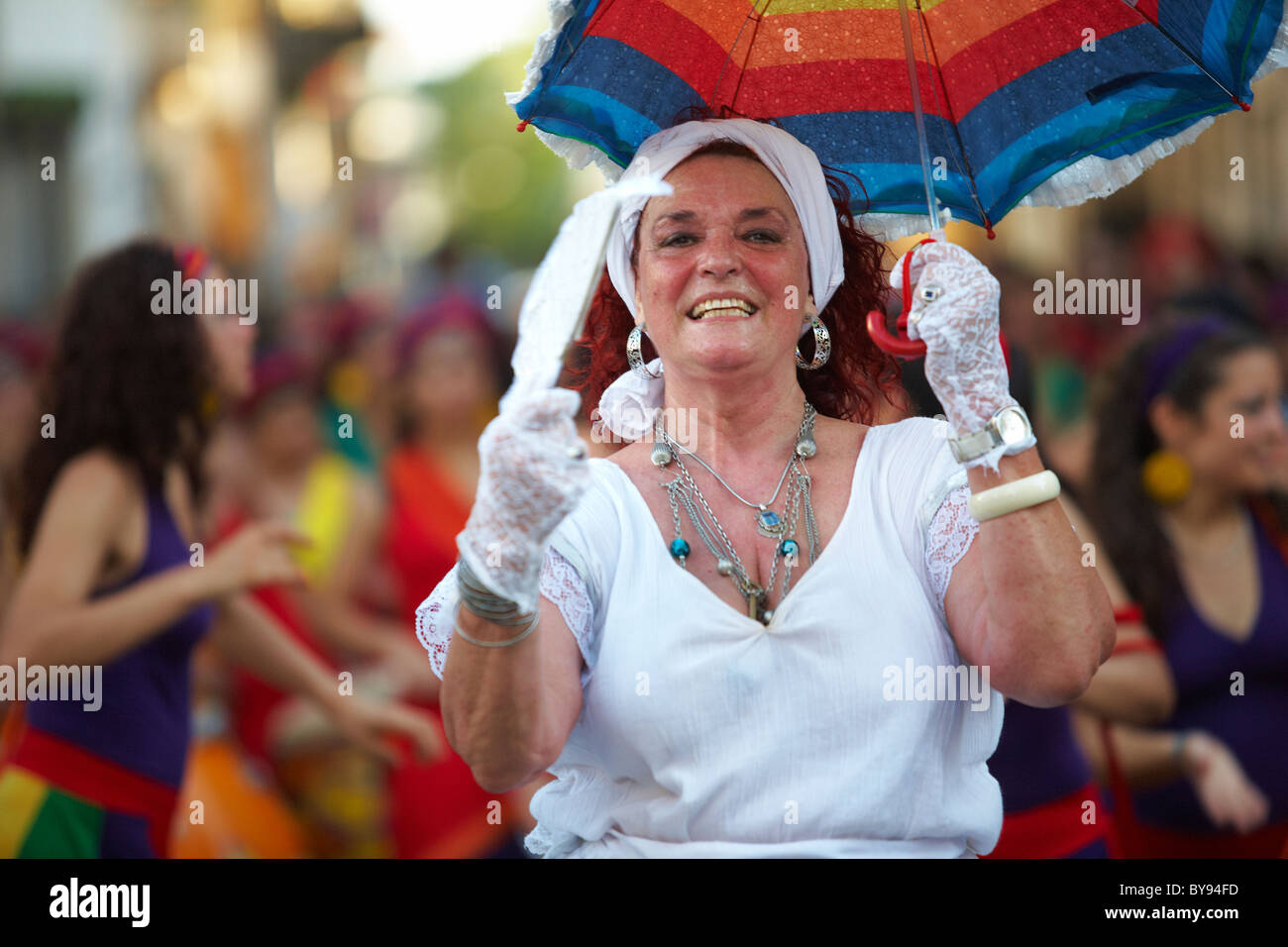 Danza e percussioni gruppo giocando per la strada di San Telmo, Buenos Aires Foto Stock