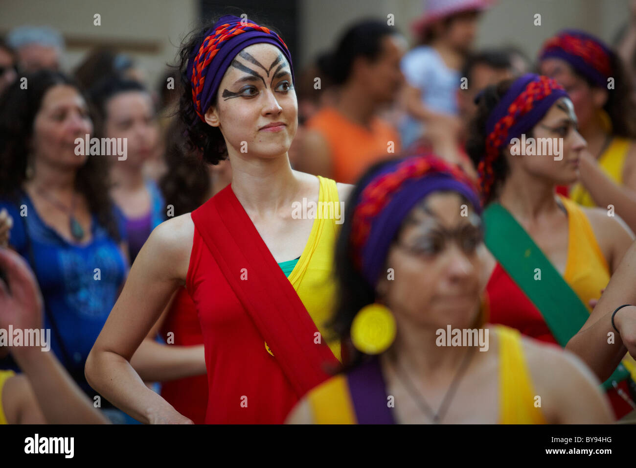 Danza e percussioni gruppo giocando per la strada di San Telmo, Buenos Aires Foto Stock