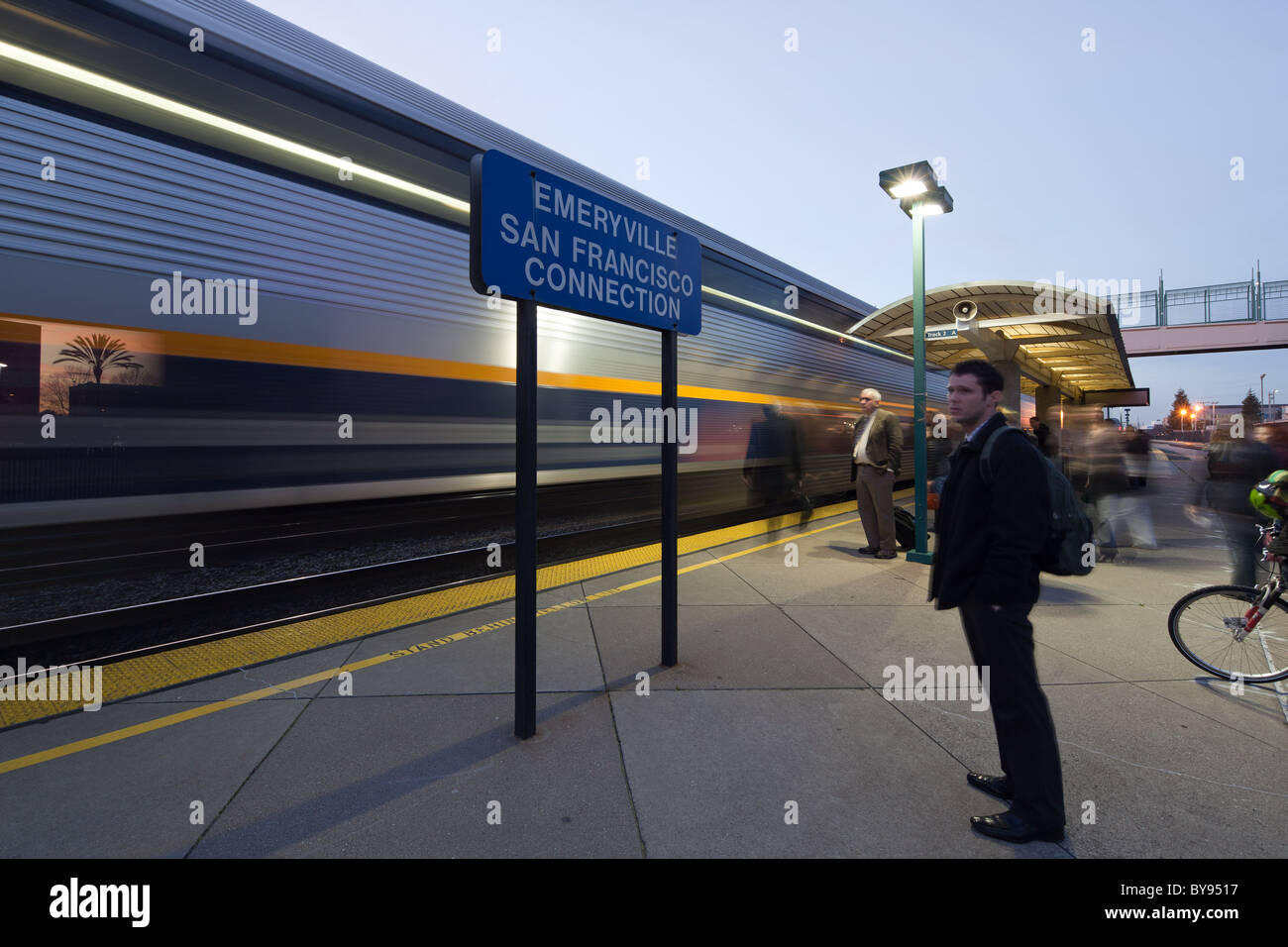 Sera pendolari in attesa del treno alla fermata a Emeryville stazione Amtrak. Foto Stock