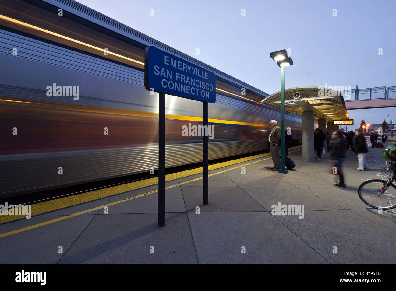 Pendolari in attesa per la sera treno alla fermata a Emeryville stazione Amtrak. Foto Stock