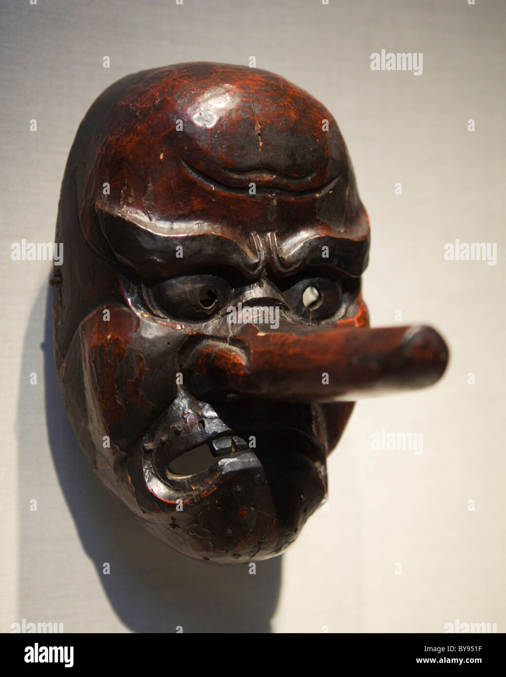 Legno santuario giapponese demon maschera dal periodo Edo, xvii secolo Foto Stock