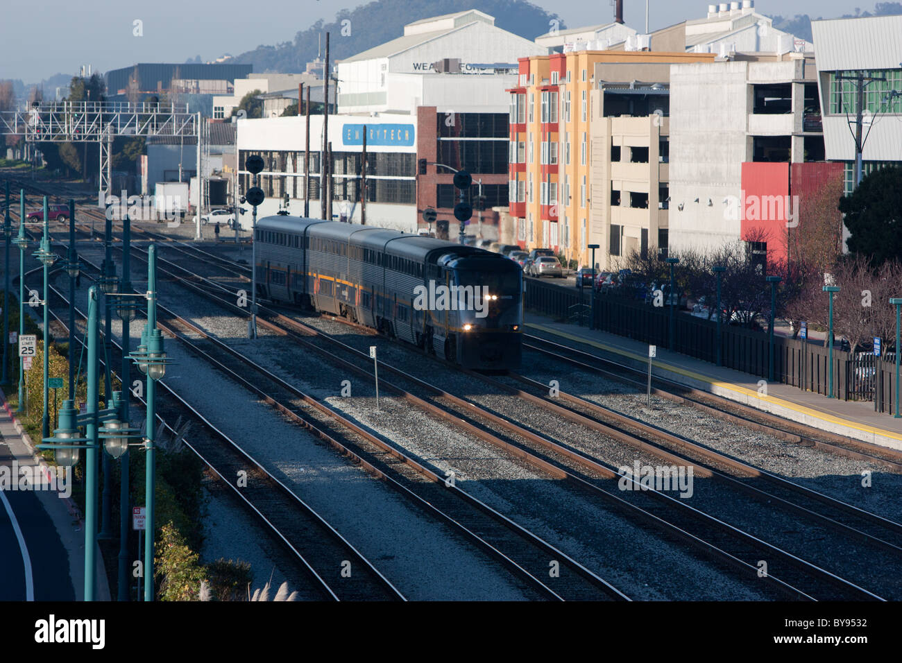 " Commuter " Treno Amtrak stazione di avvicinamento a Emeryville, CA Foto Stock