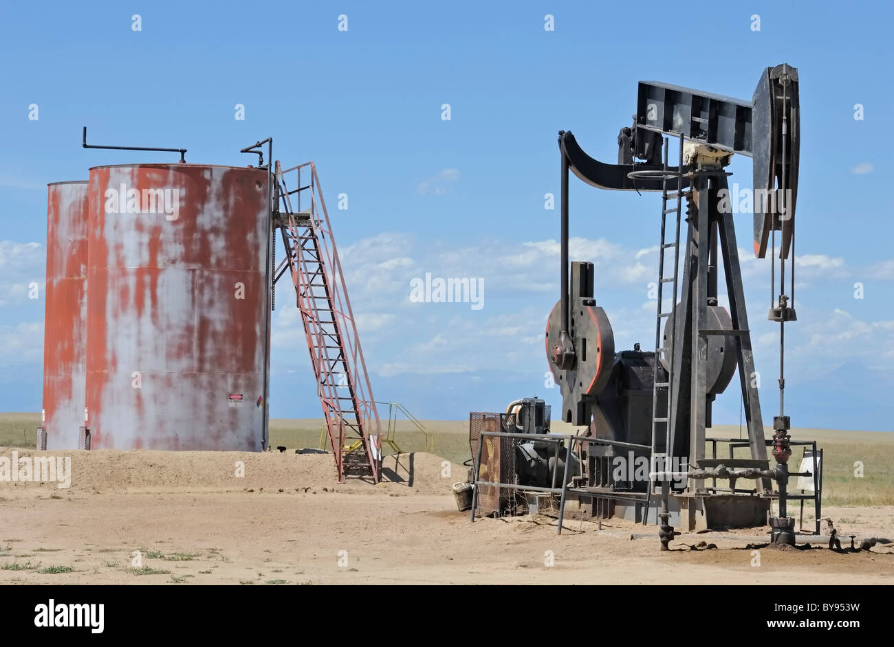Il pozzo petrolifero e dei serbatoi di stoccaggio Foto Stock