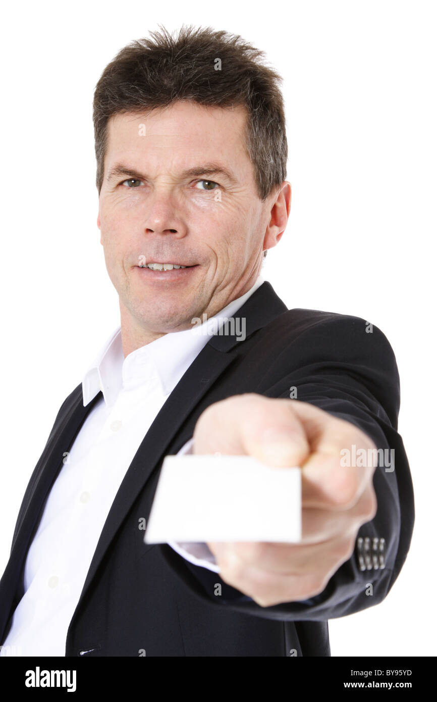 Attraente uomo di mezza età tenendo business card. Tutto su sfondo bianco. Foto Stock