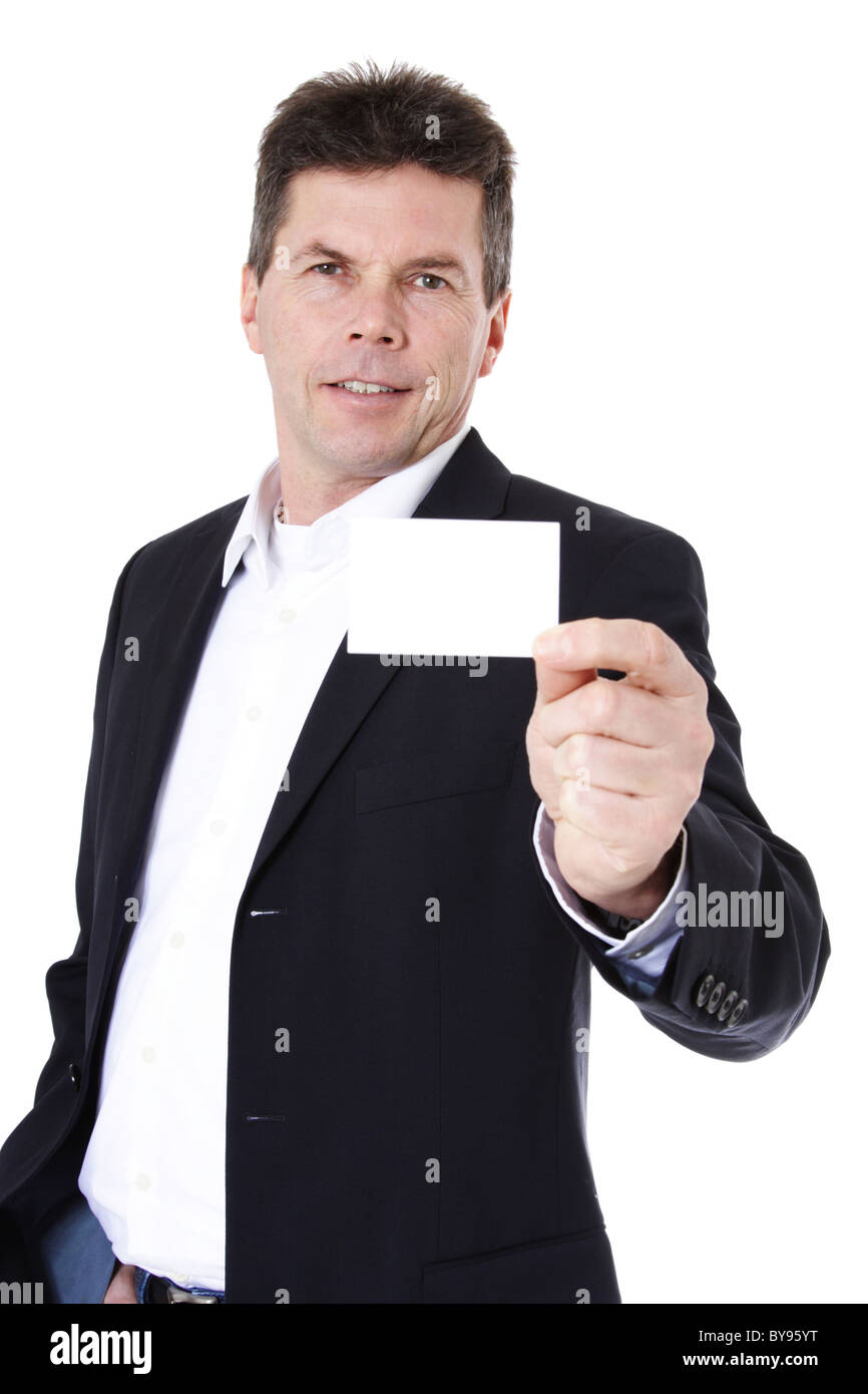 Attraente uomo di mezza età tenendo business card. Tutto su sfondo bianco. Foto Stock