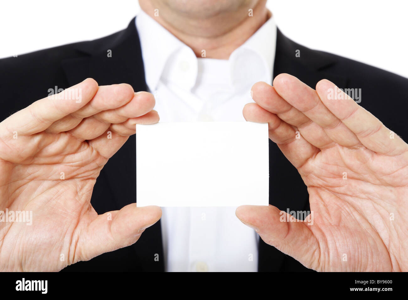 Attraente uomo di mezza età tenendo business card. Tutto su sfondo bianco. Foto Stock