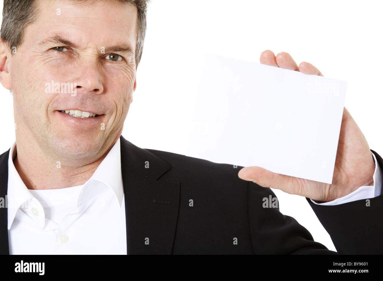 Attraente uomo di mezza età tenendo business card. Tutto su sfondo bianco. Foto Stock