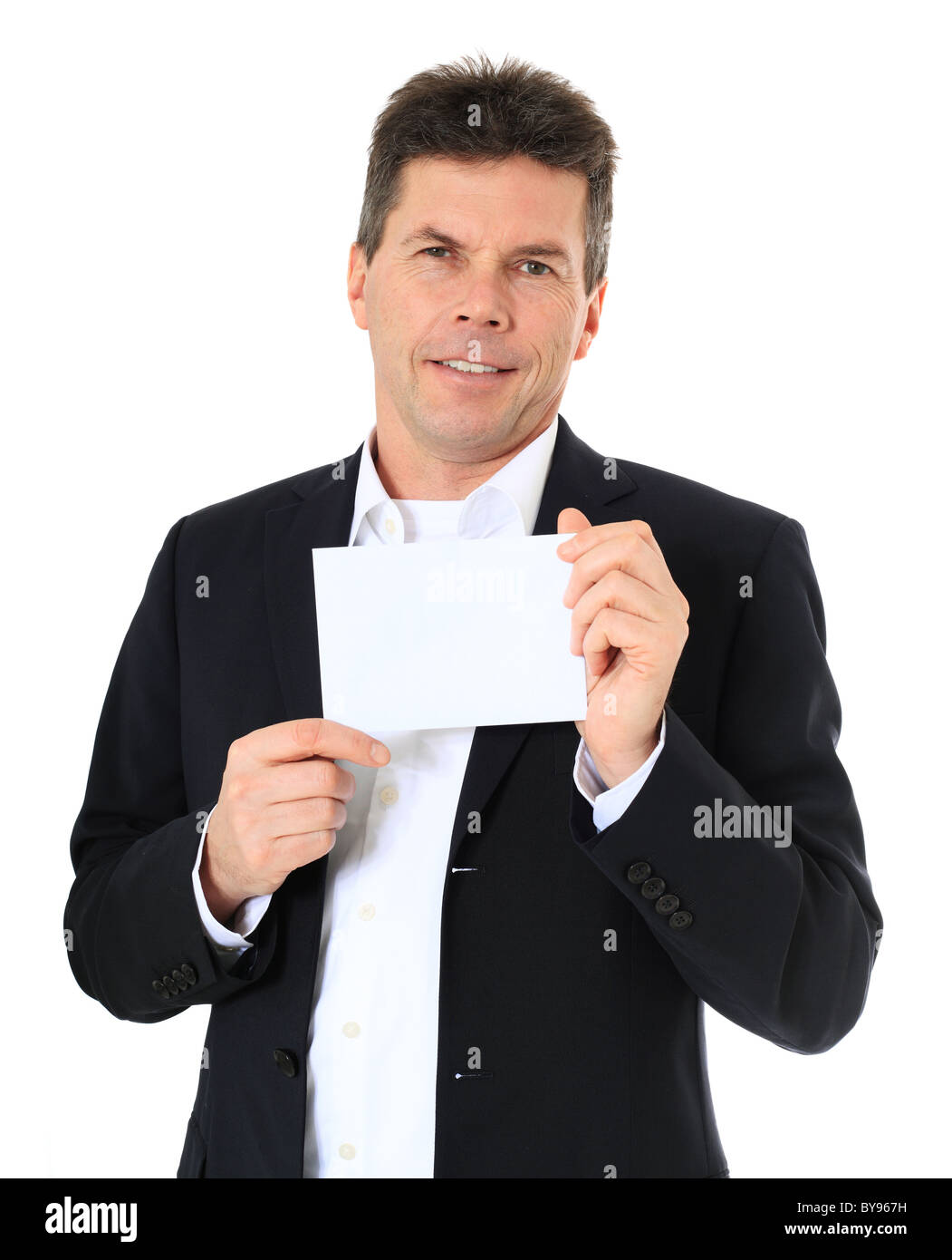 Attraente uomo di mezza età tenendo vuoto carta bianca. Tutto su sfondo bianco. Foto Stock