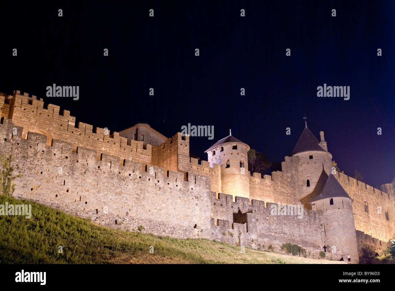 Mura della città medievale di notte, Carcassonne, Francia. Foto Stock